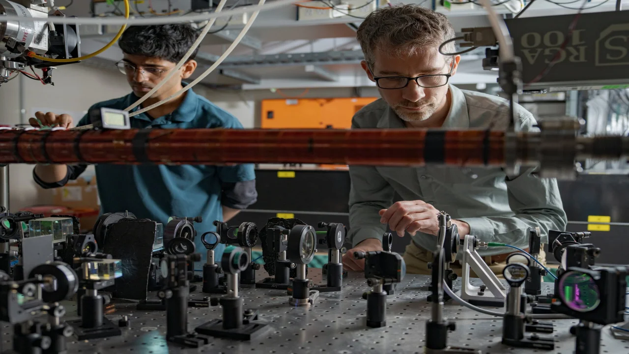 ذرة تتواجد في مكانين في الوقت ذاته.. تجربة أسترالية تهز الفيزياء | علوم